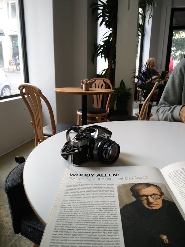Woody Allen: genio, ironia e inquietudine di un maestro contemporaneo